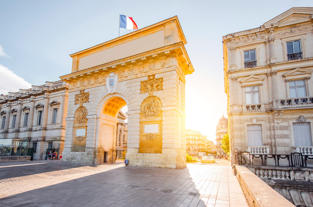 femmes autour d'un bureau